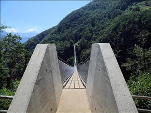 Spektakuläre Hängebrücken-Wanderung im Tessin