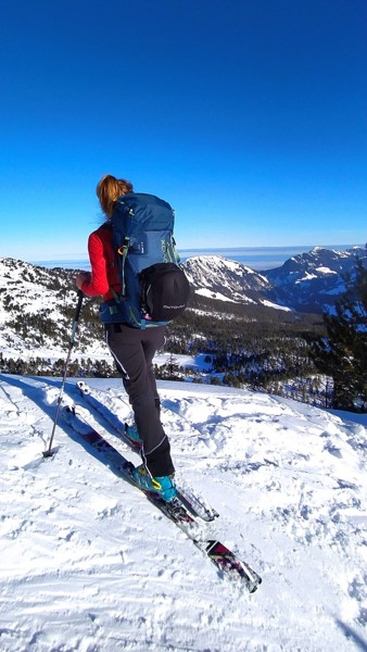 Unterwegs auf einer Skitour mit leichtem Rucksack