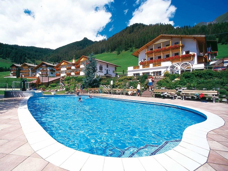 Ansicht-Pool-Rinsbacherhof-Suedtirol.jpg
