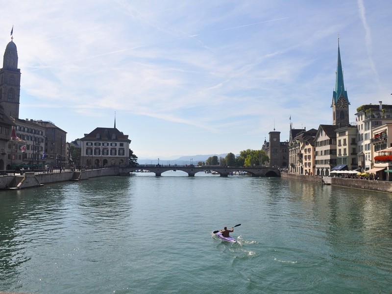 Zuerich-gruppenhaus-Limmat.jpg