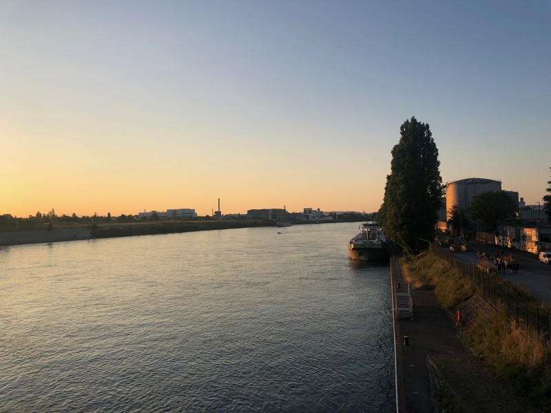 die Stadt Basel bei Sonnenuntergang