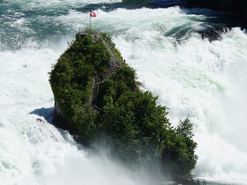 Rheinfall-Insel-Schaffhausen.jpg