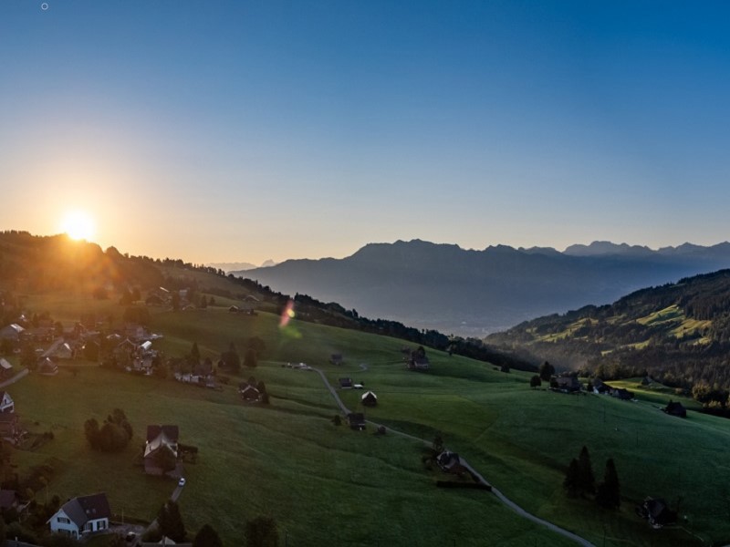Aussicht2-Zimmer_Zmorge-Schoenenboden.jpg