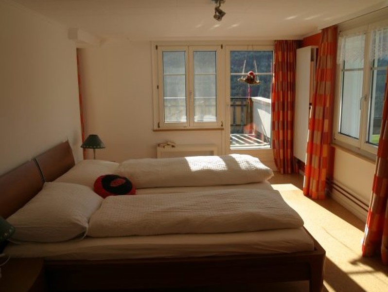 Schlafzimmer2-Zimmer_Zmorge-Schoenenboden.jpg