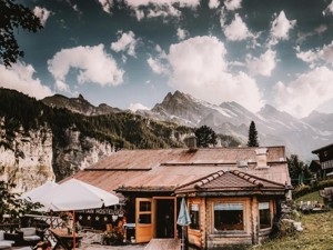 Berghaus Mountain Hostel Gimmelwald Hausansicht Herbst