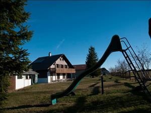 Naturfreundehaus Chalet Raimeux Spielplatz Sommer