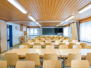 Unterteilbarer Aufenthalts- und Schulungsraum mit TV und W-Lan.