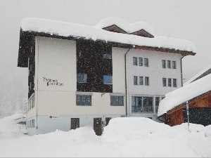 Die Hausansicht im Winter