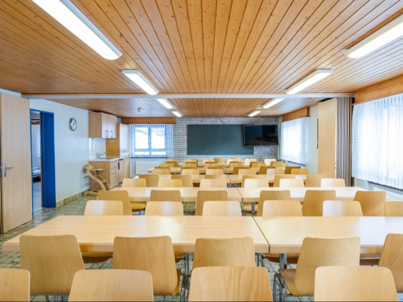 Salle de détente et de formation modulable, équipée d'une télévision et d'une connexion Wi-Fi.