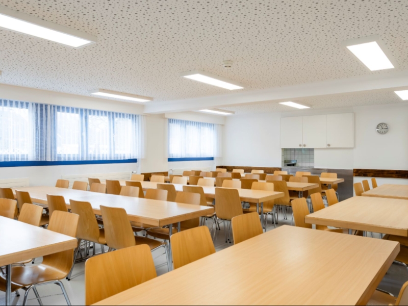 la salle à manger pouvant accueillir 80 personnes
