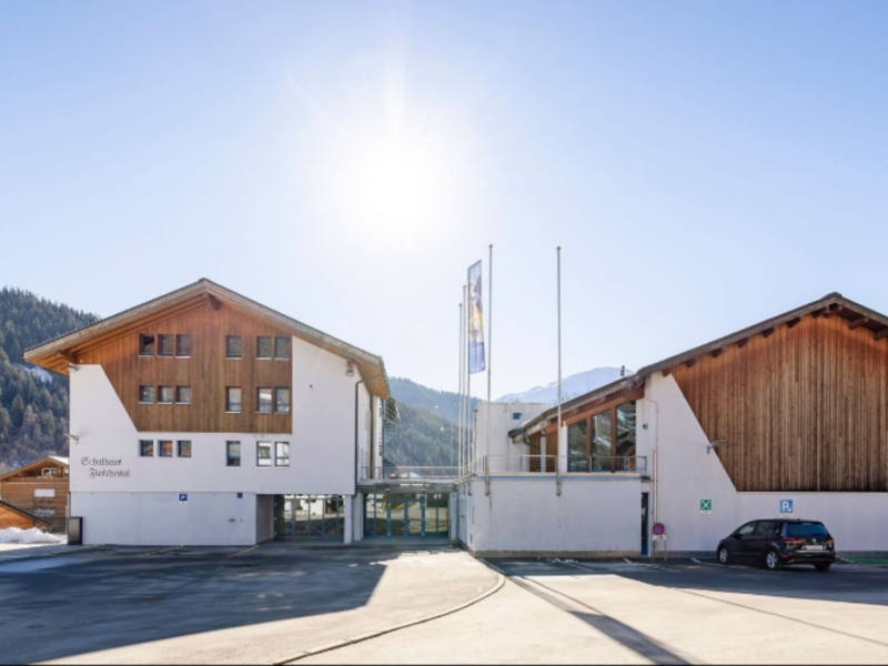 La maison de vacances avec l'école et le gymnase.