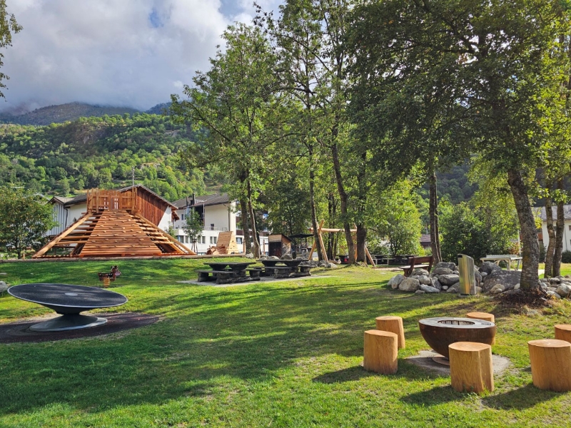 Aire de jeux avec 2 emplacements pour barbecue.