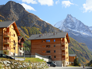 SWISSPEAK RESORTS Zinal Vue de la maison automne