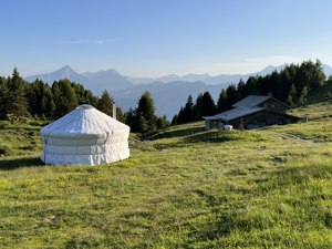 Jurte Feldis Hausansicht Sommer