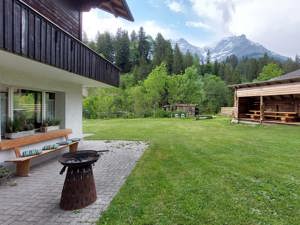 Gruppenhaus Bergblick Garten Sommer