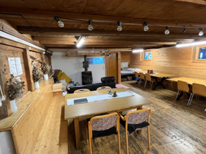 Mountain hut Chrüzhütte Dining room