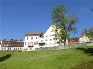 Ferienhaus Sarn Hausansicht Sommer