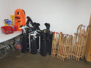 Free use of 6 skibobs, 7 sledges, 1 plastic bob, many sliding bobs, children's shovels, frisbee and sand toys.