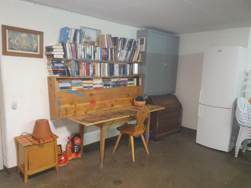 Keller mit Aufenthaltsraum, Kühlschrank und Ping Pong Tisch