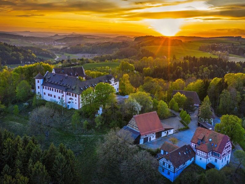 Hotel und Tagungshotel Schloss Hohenfels Hausansicht Sommer