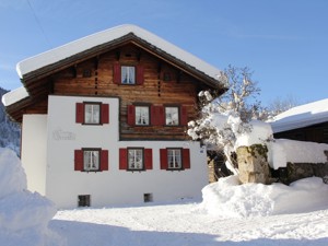 Ferienhaus Cresta Luzein Hausansicht Winter