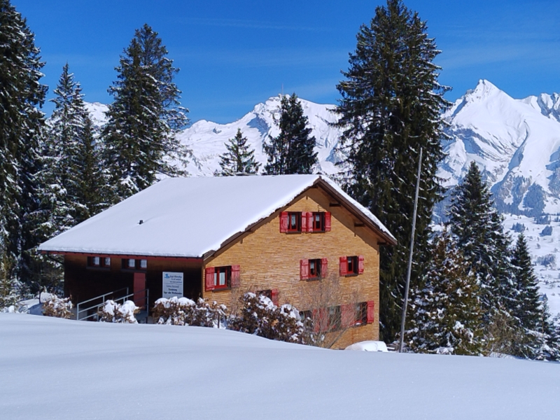 Das Haus eingebettet in weissen Schnee.