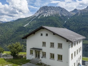 Chasa Tschlin Vue de la maison été