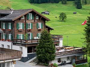 Hotel Rhätia Hausansicht Sommer