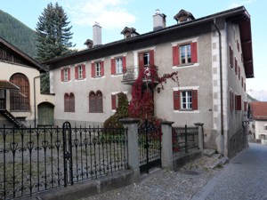 Ferienhaus Chesa Orta Hausansicht Sommer