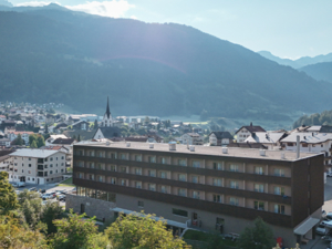 Hotel AVES Savognin Hausansicht Sommer