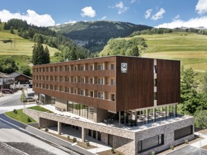 Hotel JUFA Savognin Hausansicht Sommer