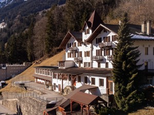 Group accommodation Nouvelle Alpina House view autumn