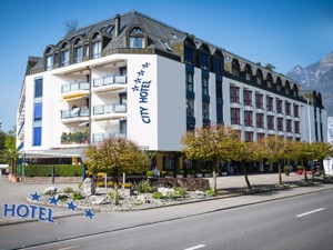 Hotel City Hotel Brunnen Hausansicht Sommer