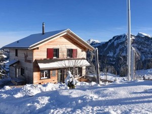 Bergbeiz Adlerhorst Oberiberg Hausansicht Winter