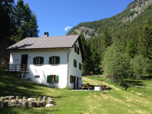 Pfadiheim Il Clüs Hausansicht Sommer