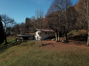 Pfadiheim Alpe di Pazz Hausansicht Herbst