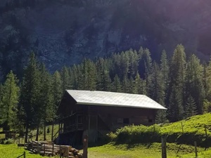 la cabane d'estive avec les dortoirs