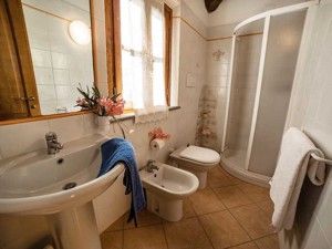 Group accommodation Casa Corniano Bathroom