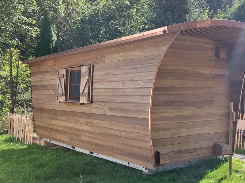 Camping Naturholzhütte Hausansicht Sommer