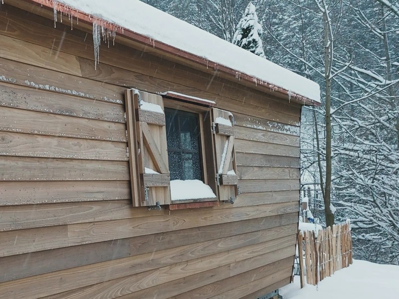Camping Naturholzhütte Hausansicht Winter