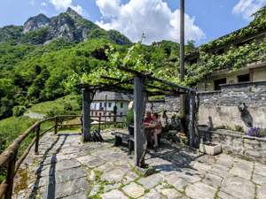 Ferienhaus Wild Valley Casa Pergola Hausansicht Sommer