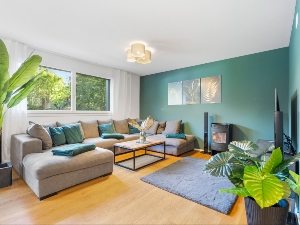 Das geräumige Wohnzimmer