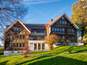 Gruppenunterkunft Kinderdorf Pestalozzi Hausansicht Sommer