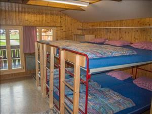 La chambre avec 9 lits à l'étage.