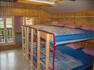 La chambre avec 9 lits à l'étage.