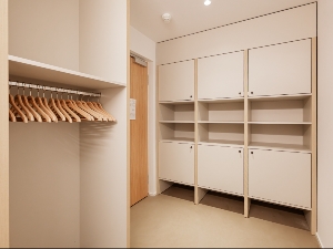 Vestiaire dans la chambre à 6 lits