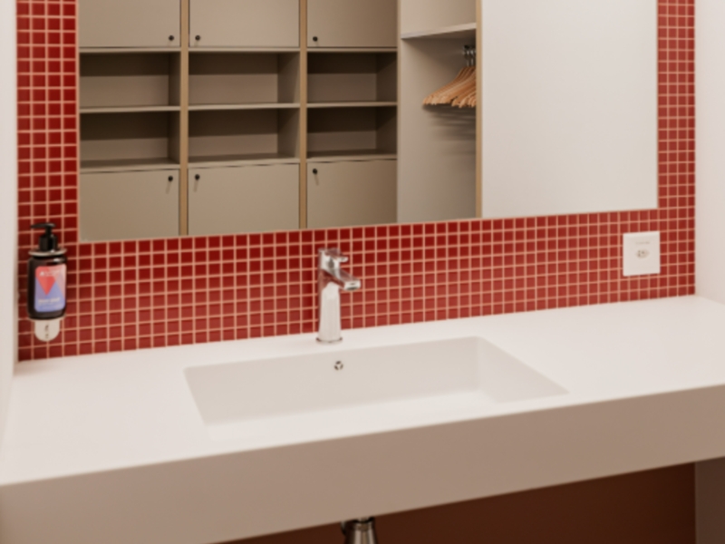 Waschbecken im 6-Bettzimmer