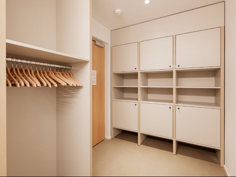 Garderobenbereich im 6-Bettzimmer