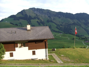 Chalet Lueg is Tal Lage