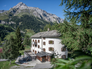 Ferienheim Hüschera Lodge Hausansicht Sommer